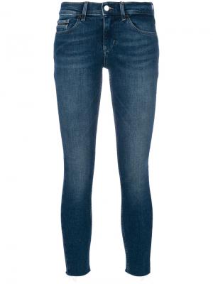 Укороченные джинсы скинни Calvin Klein Jeans. Цвет: синий