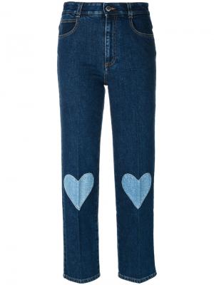 Укороченные джинсы с вышитыми сердцами Stella McCartney. Цвет: синий