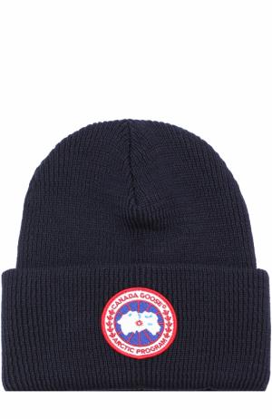 Шерстяная вязаная шапка с логотипом бренда Canada Goose. Цвет: темно-синий