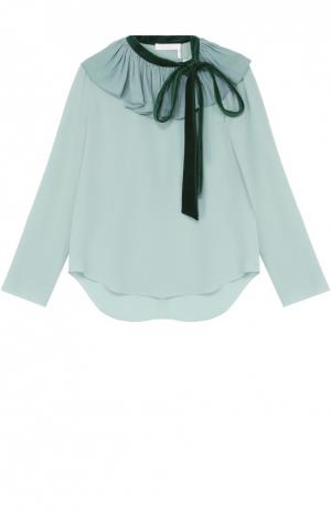 Шелковая блуза с контрастной оборкой и воротником аскот Chloé. Цвет: светло-зеленый