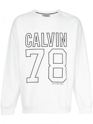 Свитер с вышитым логотипом Calvin Klein Jeans. Цвет: белый