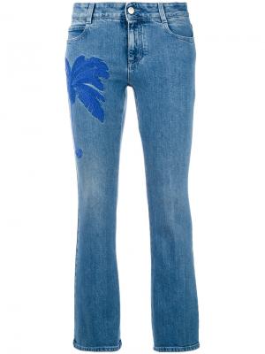 Укороченные джинсы с вышивкой пальмы Stella McCartney. Цвет: синий
