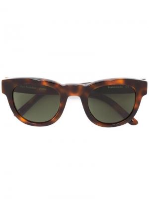 Солнцезащитные очки в черепаховой оправе Sun Buddies. Цвет: коричневый