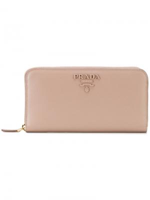 Континентальный кошелек с бляшкой логотипом Prada. Цвет: телесный