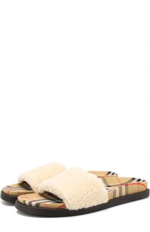 Текстильные шлепанцы с отделкой из овчины Burberry. Цвет: бежевый