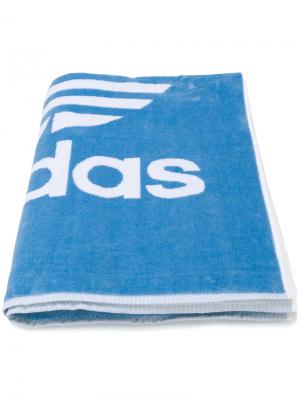 Полотенце с логотипом Adidas. Цвет: синий