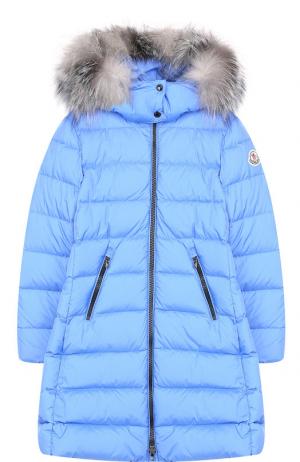 Пуховое пальто на молнии с капюшоном и меховой отделкой Moncler Enfant. Цвет: голубой