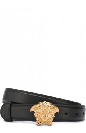 Кожаный ремень с фигурной металлической пряжкой Versace. Цвет: черный