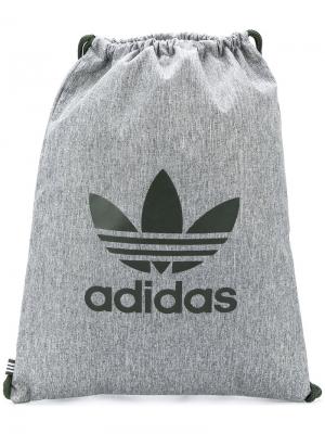 Рюкзак с логотипом на шнурке Adidas. Цвет: серый