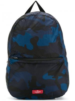Камуфляжный рюкзак Valentino. Цвет: синий