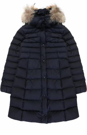 Пуховое пальто с капюшоном и меховой отделкой Moncler Enfant. Цвет: синий