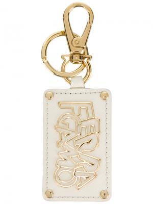Брелок для ключей с логотипом Salvatore Ferragamo. Цвет: телесный