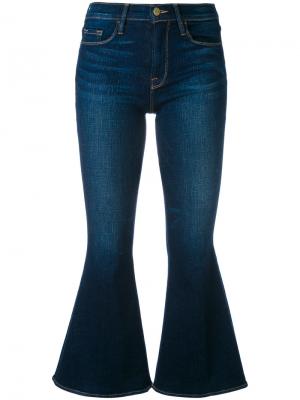 Расклешенные укороченные джинсы Frame Denim. Цвет: синий