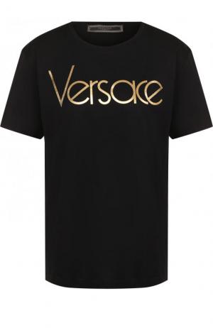 Хлопковая футболка прямого кроя с логотипом бренда Versace. Цвет: черный