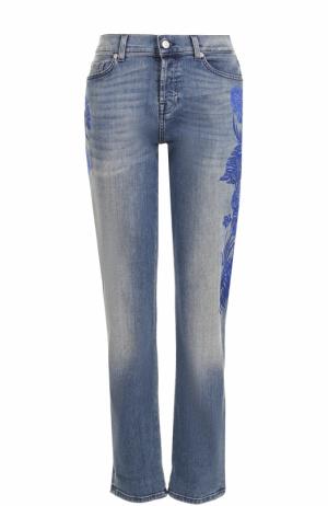 Укороченные джинсы с потертостями и вышивкой 7 For All Mankind. Цвет: синий