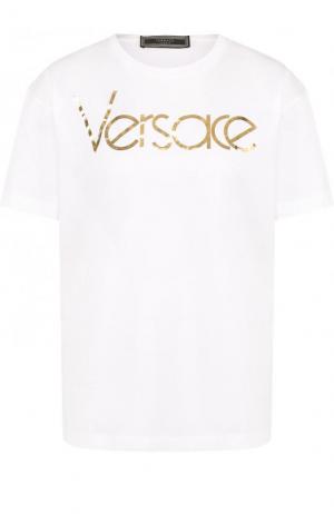 Хлопковая футболка прямого кроя с логотипом бренда Versace. Цвет: белый