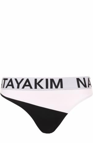 Плавки-бикини с контрастным логотипом бренда NATAYAKIM. Цвет: черно-белый