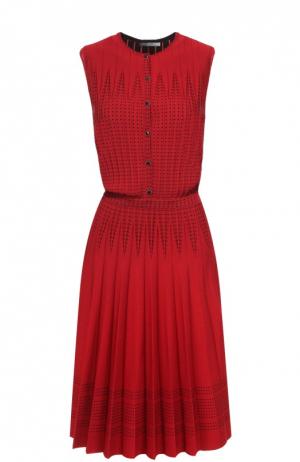 Приталенное платье без рукавов с юбкой в складку Alexander McQueen. Цвет: бордовый