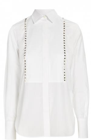 Приталенная блуза с планкой и металлическими шипами Valentino. Цвет: белый