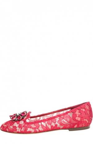 Кружевные слиперы Rainbow Lace с брошью Dolce & Gabbana. Цвет: красный