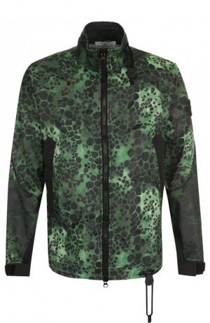 Хлопковая куртка с принтом на молнии воротником-стойкой Stone Island. Цвет: зеленый