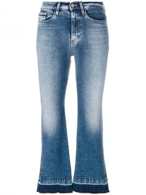 Укороченные расклешенные джинсы Ck Jeans. Цвет: синий