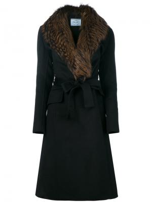 Пальто с поясом и воротником из меха лисы Prada. Цвет: чёрный