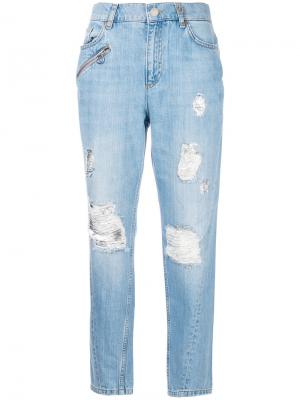 Джинсы бойфренды с рваными деталями Versace Jeans. Цвет: синий