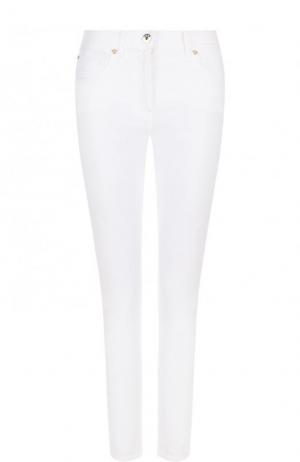 Укороченные однотонные джинсы прямого кроя Versace. Цвет: белый