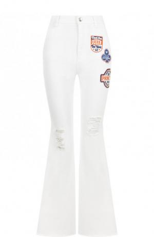 Расклешенные джинсы с потертостями и  декоративной отделкой Dolce & Gabbana. Цвет: белый