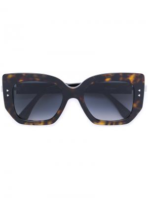 Объемные солнцезащитные очки в квадратной оправе Fendi Eyewear. Цвет: коричневый