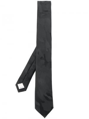 Классический галстук с камуфляжным принтом Valentino. Цвет: чёрный