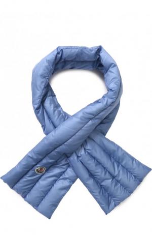 Пуховый стеганый шарф с логотипом бренда Moncler. Цвет: голубой