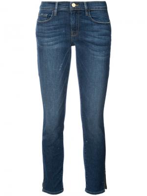 Укороченные джинсы с разрезами Frame Denim. Цвет: синий