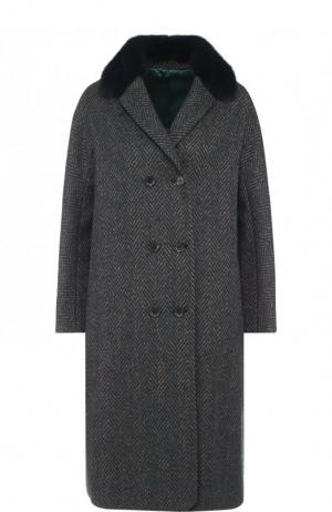 Двубортное пальто с меховым воротником Kiton. Цвет: зеленый