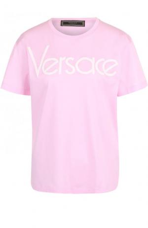 Хлопковая футболка с контрастным логотипом бренда Versace. Цвет: розовый