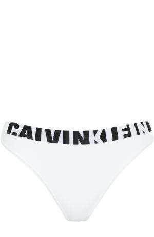 Однотонные стринги с логотипом бренда Calvin Klein Underwear. Цвет: белый