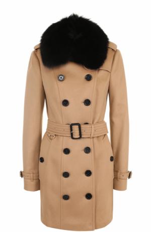 Двубортное пальто с поясом и меховой отделкой Burberry. Цвет: бежевый