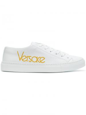 Кроссовки с вышивкой логотипа Versace. Цвет: белый