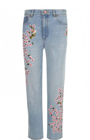 Укороченные джинсы с декоративной вышивкой Alice + Olivia. Цвет: разноцветный