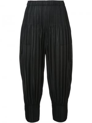 Объемные укороченные плиссированные брюки Pleats Please By Issey Miyake. Цвет: чёрный